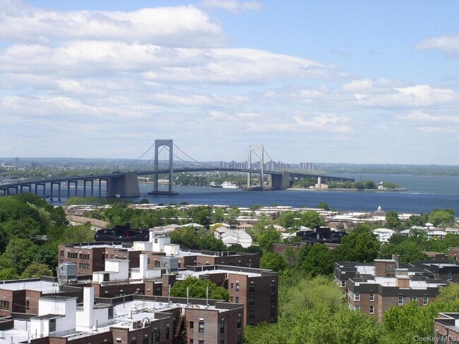 Building Photo - 2 Bay Club Dr