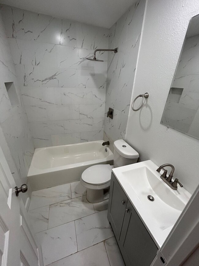Building Photo - Blend of comfort and convenience