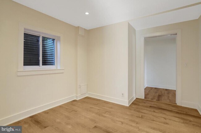 Building Photo - 6120 Beachway Dr