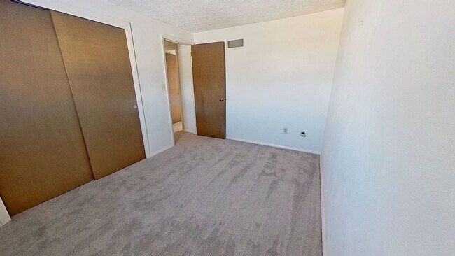 Building Photo - Townhouse Living in York Township with Garage