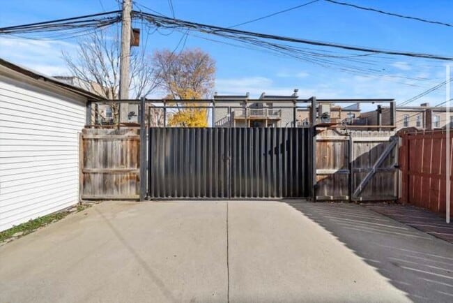 Building Photo - 6541 S Ellis Ave
