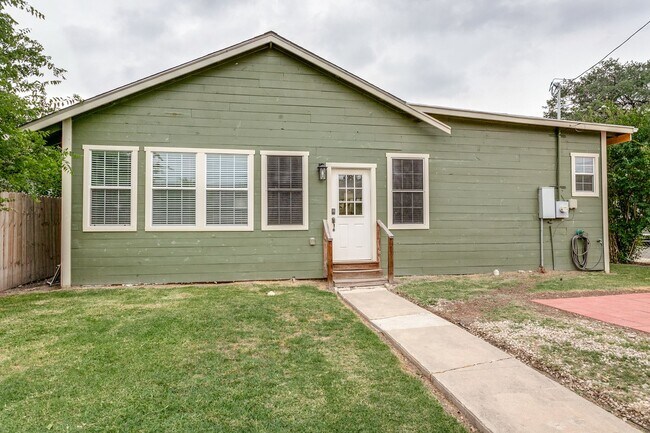 Building Photo - 1004 Edison Dr