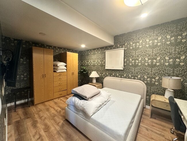 Building Photo - Stunning Furnished Unit! 2 BR, Bonus room and 1 Bath