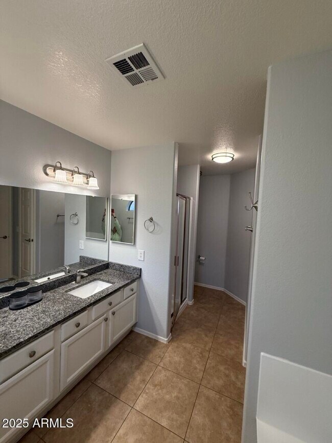 Building Photo - 646 N Cobblestone St