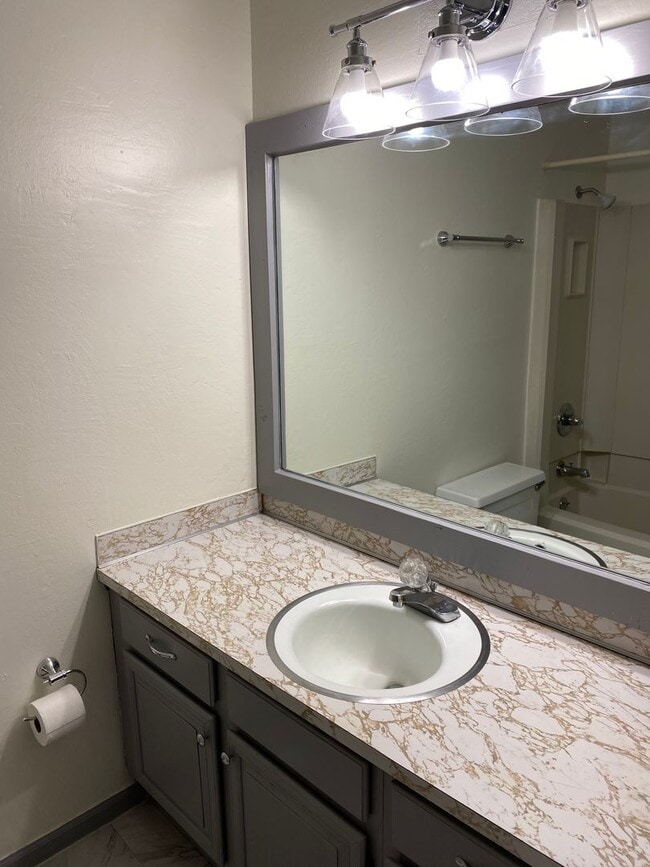 Building Photo - 2 Bed 1 Bath 1 Car Garage Duplex in Centra...