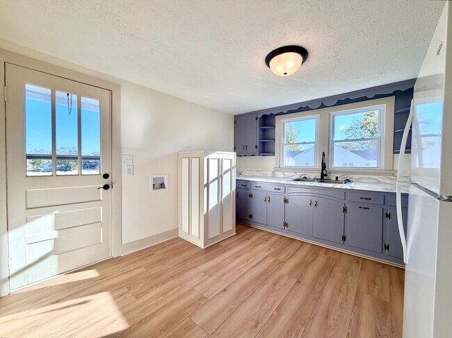 Building Photo - 211 Sanderson Dr