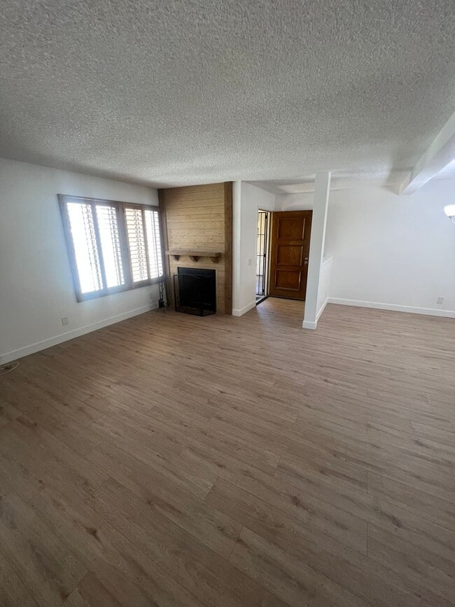 Building Photo - 4831 Lago Dr