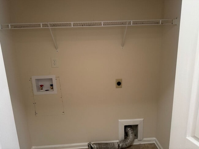 Building Photo - Fantastic 4br/2.5ba home, Conv to 40, excellent location, Available Now!