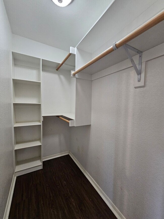 Building Photo - Quaint 3BR/2BA home close to UofA with large fenced yard! Low maintenance vinyl plank flooring!