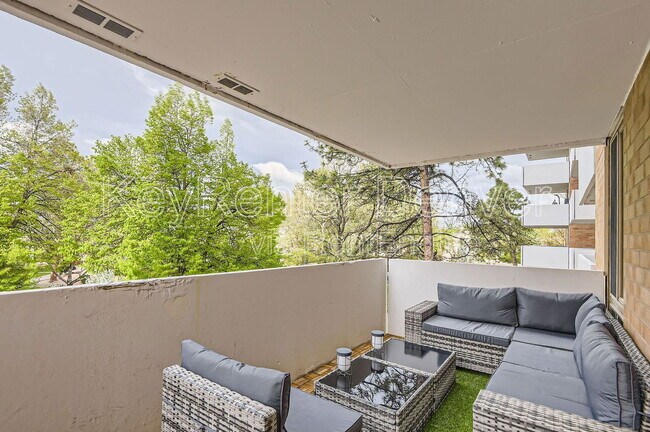 Building Photo - 2880 S Locust St