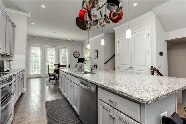 Building Photo - Large 3 Bedroom Luxury Townhome on Silver ...