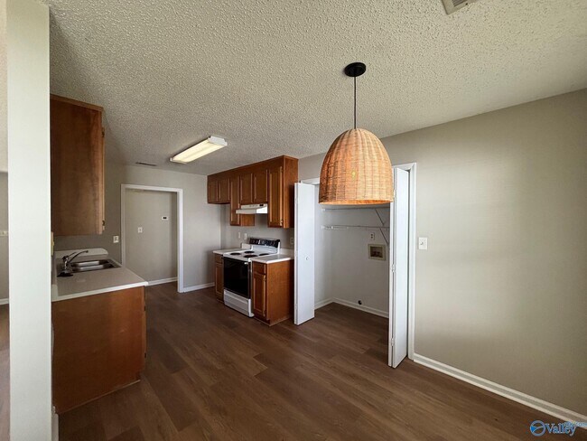 Building Photo - 2536 Clovis Rd SW