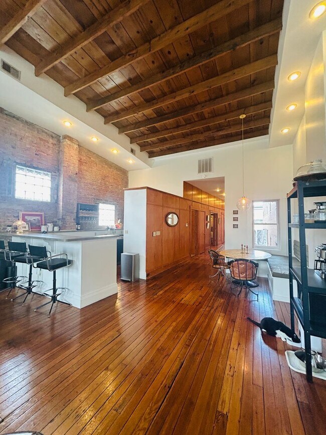 Building Photo - Madison Ave. Loft