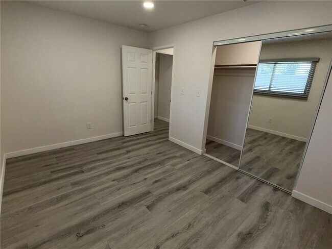 Building Photo - 844 Woodlawn St