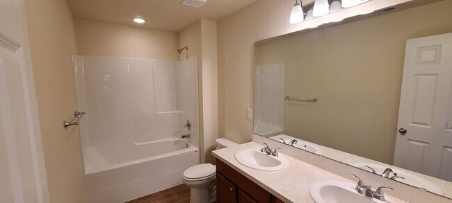 Building Photo - Gorgeous 3- bedroom 2.5 bathroom Port Orch...