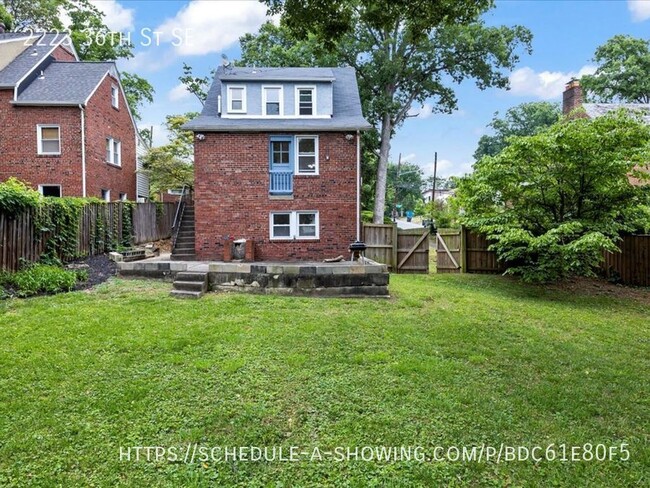 Building Photo - Vintage Hillcrest Home with huge Backyard