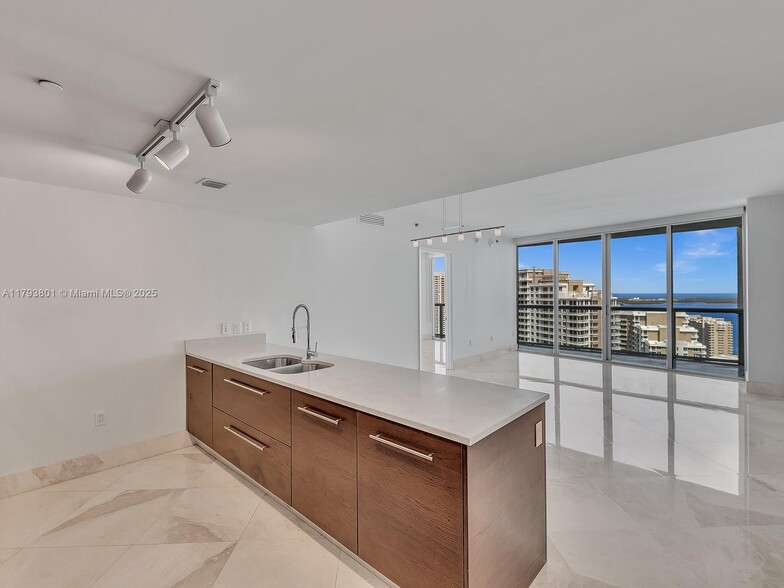 Building Photo - 475 Brickell Ave