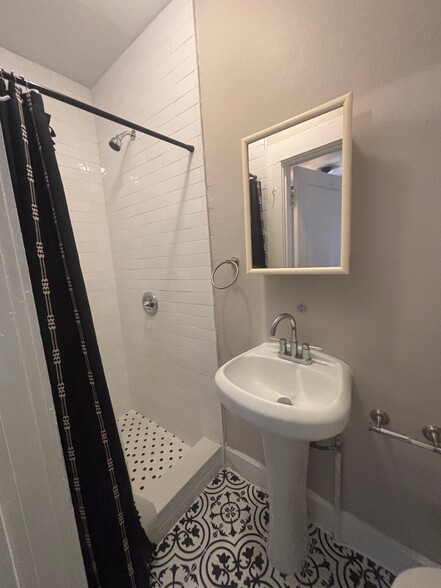 Building Photo - 1 Bed/1 Bath - Unit 6