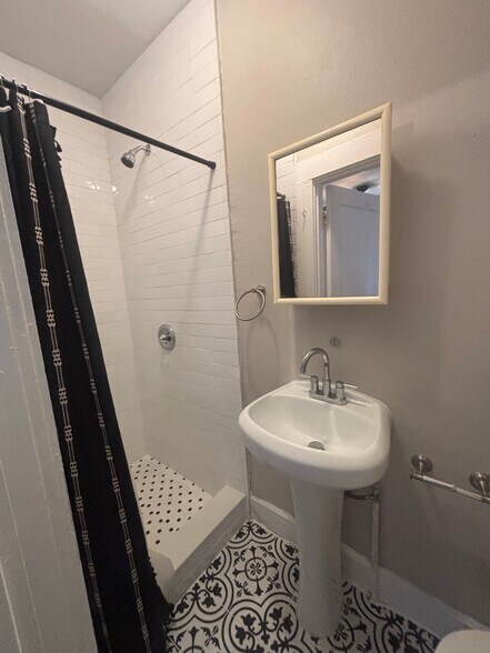 Building Photo - 1 Bed/1 Bath - Unit 6