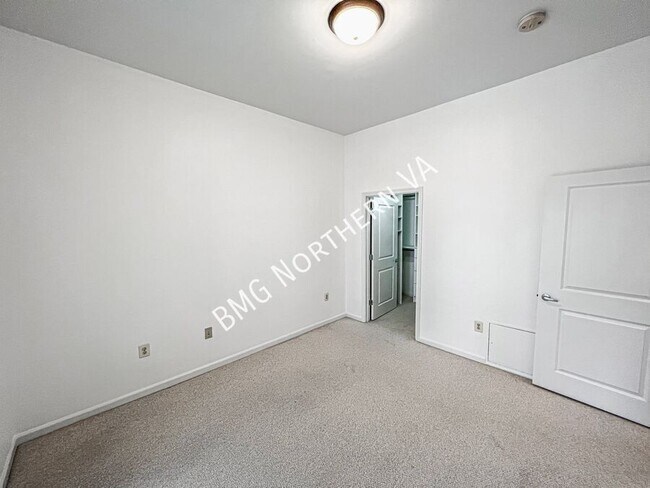 Building Photo - 309 Holland Ln