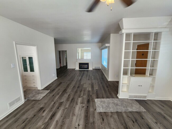 Building Photo - Three Bedroom Home; 1,800 sq ft, 2 car Garage