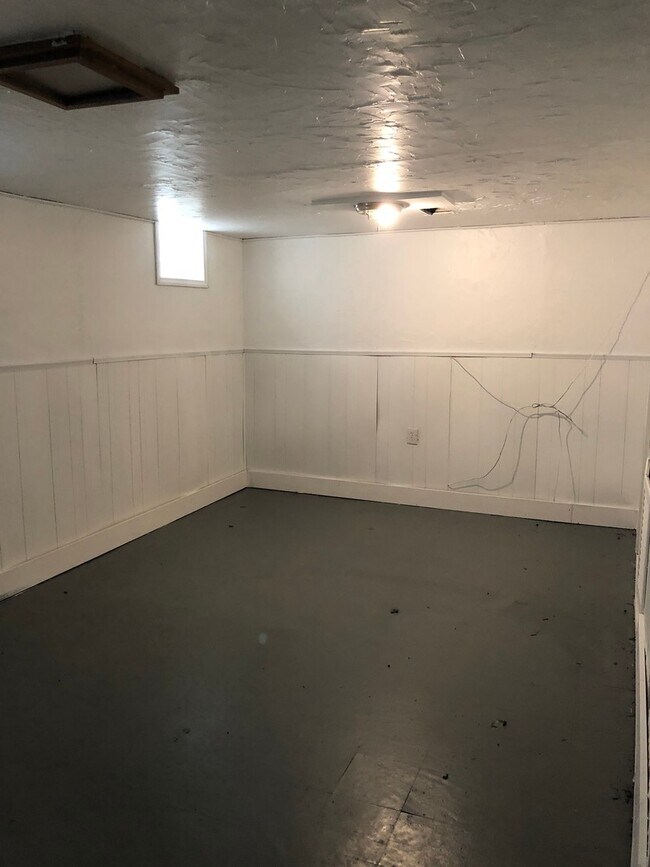 Building Photo - 3 bedroom - 1 bath - Warrendale - $1300