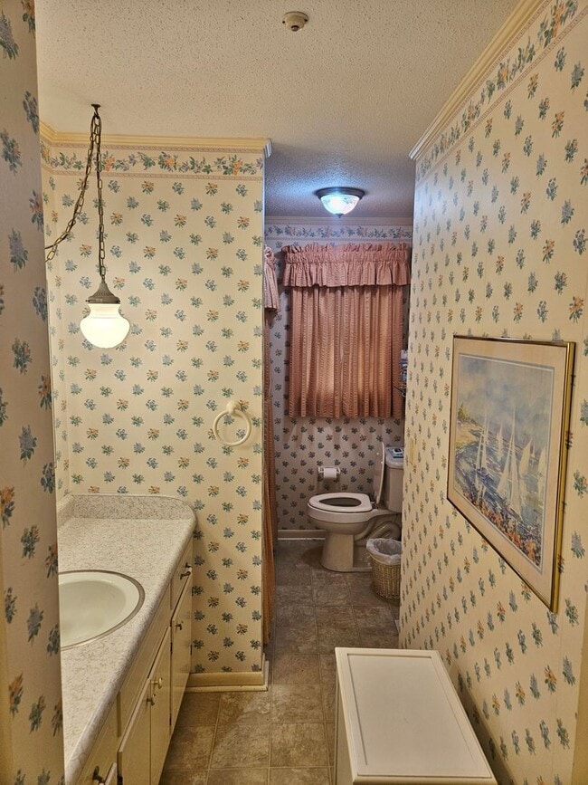 Building Photo - 3 Bedroom, 3 Bath
