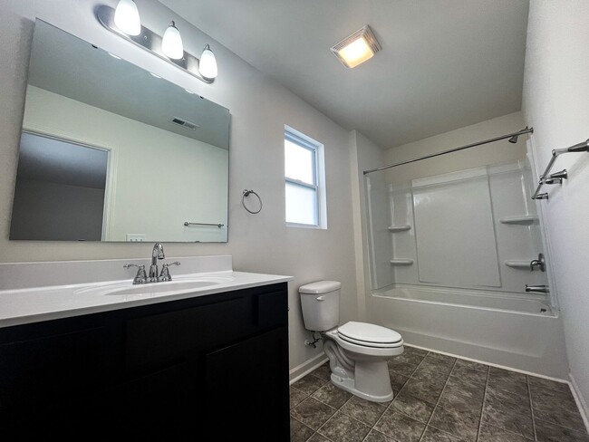 Building Photo - Beautiful 3 bedroom, 2 1/2 bathroom home i...