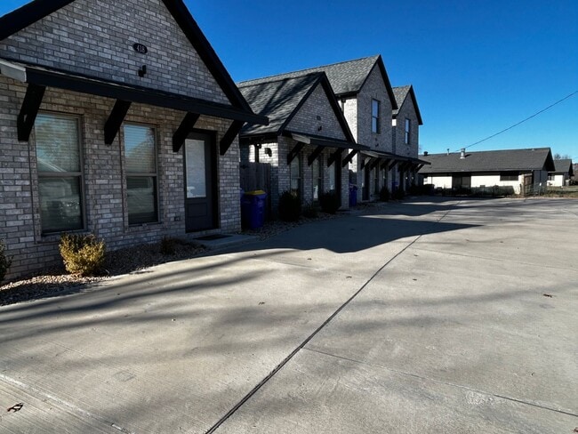 Building Photo - Water included - 1 Bed 1 Bath Near Downtown Rogers