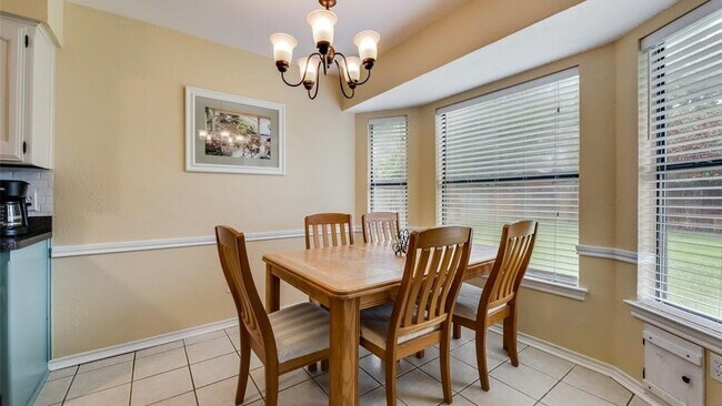 Building Photo - 617 Main St