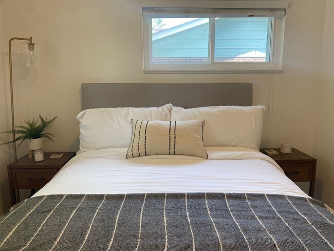 Building Photo - Single Family home half a block from Bible Park.