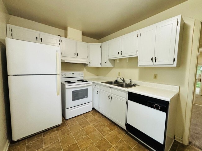 Building Photo - 3 Bedroom 2.5 Bath Townhouse