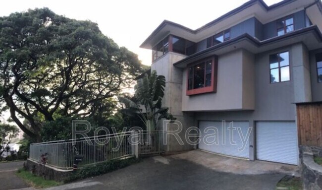 Primary Photo - 2112 Mott Smith Dr