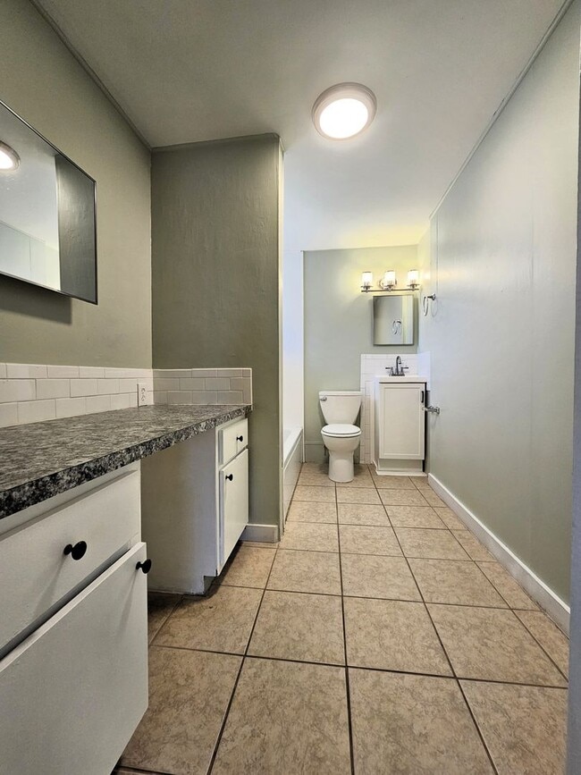 Building Photo - Welcome to a beautifully remodeled 2-Bedroom, 1-Bath in Mascotte, Florida, where modern comfort m...