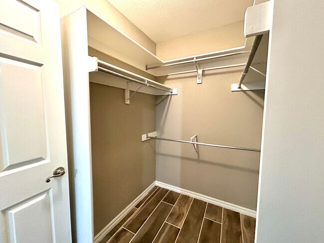 Building Photo - Spacious 3 bed 2 bath Single Family with a Large Fenced Backyard!