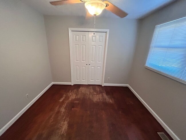 Building Photo - 3 Bedrooms off Mt. Gallant!!