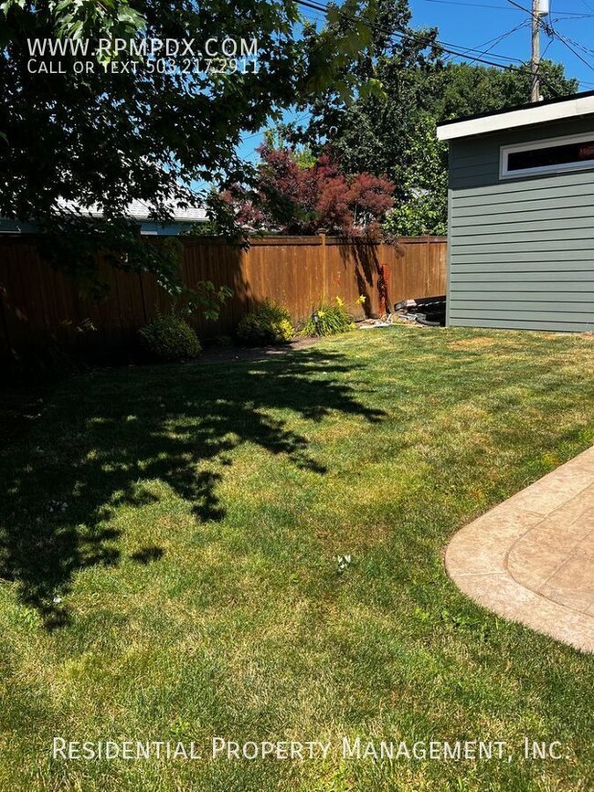 Building Photo - Coveted University Park Portland Bungalow!