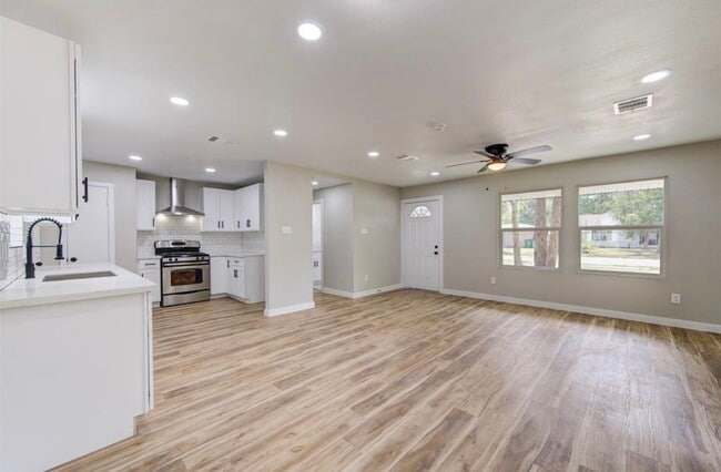 Building Photo - 5611 Doulton Dr