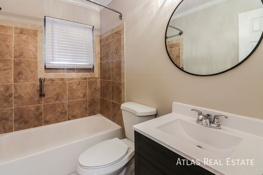 Building Photo - 602 NE Darwin St