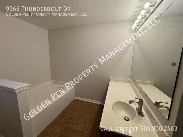 Building Photo - 9366 Thunderbolt Dr