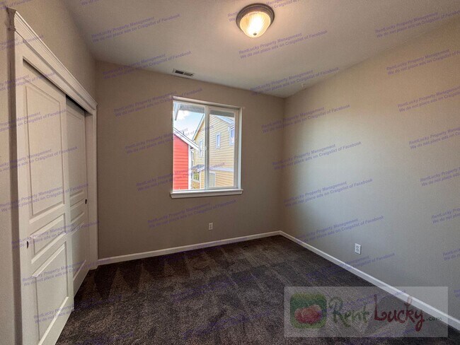 Building Photo - Bright and Spacious Fircrest Townhome in U...