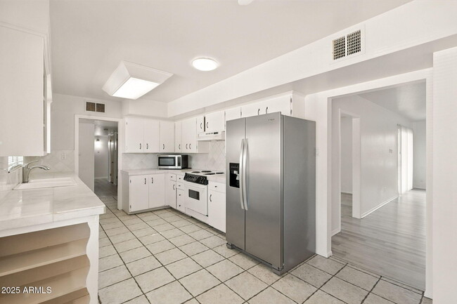 Building Photo - 6839 E Montecito Ave