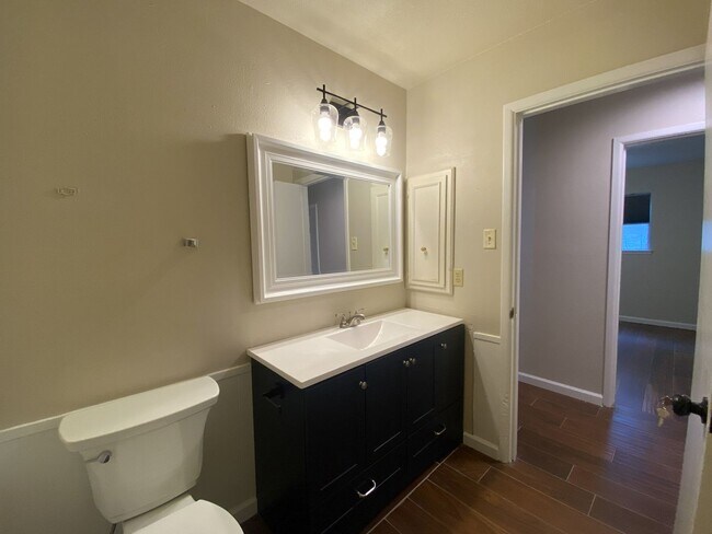 Building Photo - WHISPERING OAKS RARE FIND 3 BD/2 BA AVAILABLE APRIL 7TH!