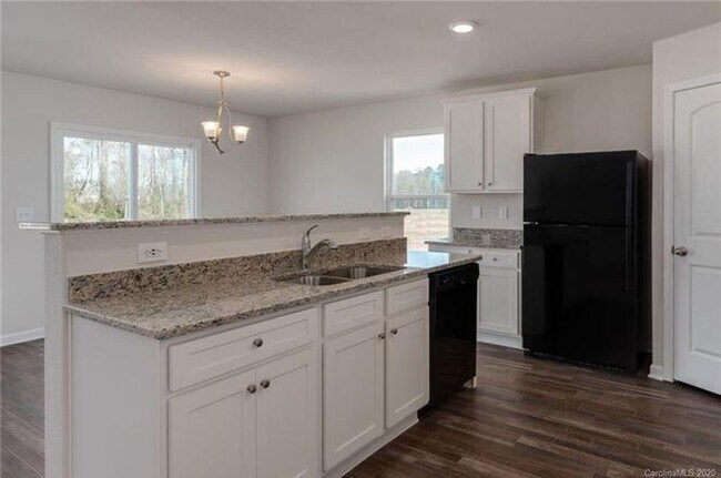 Building Photo - Beautiful 3 Bedroom with 2.5 Baths and 2-Car Garage.