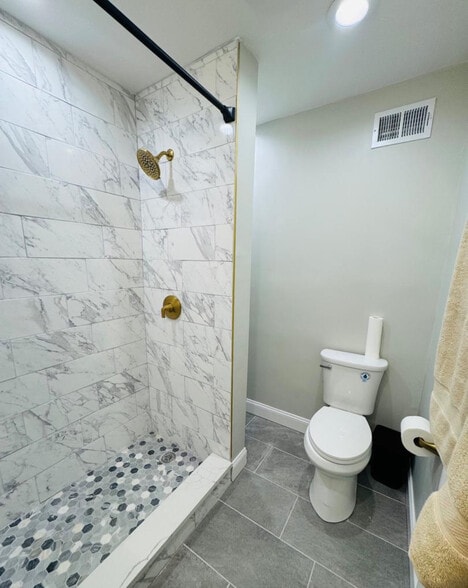 Master bedroom bathroom - 1402 W Saratoga St