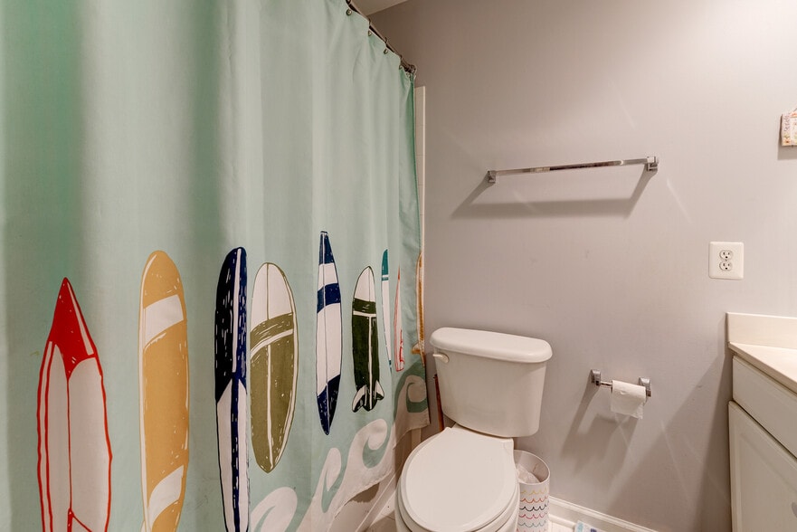 Second floor Hall Bathroom sports tub & shower! - 502 Fallsgrove Dr