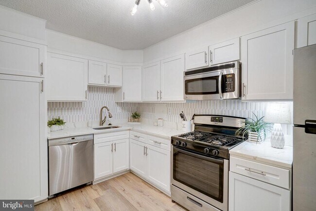 Primary Photo - 1300 Army Navy Dr