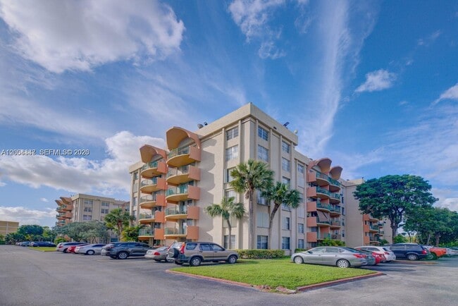 Building Photo - 9320 Fontainebleau Blvd