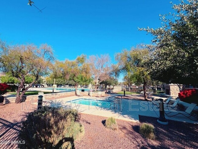 Building Photo - 1918 E Bridgeport Pkwy