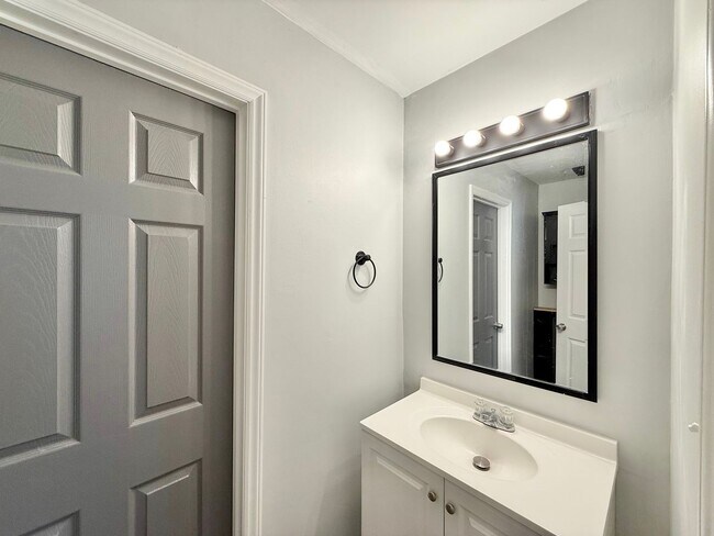 Building Photo - Charming 2BD, 2BA Raleigh Townhome in Prime Location Near I-440, NC State University, Fairgrounds...